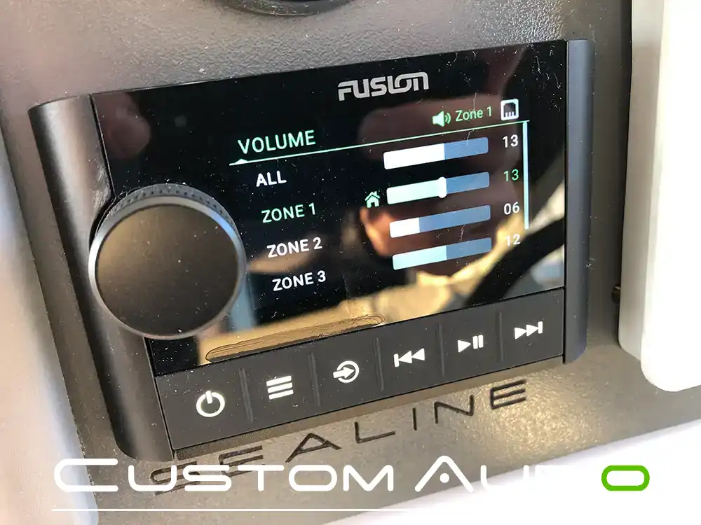 Custom Audio marine stereo monteringsbillede Sealine sc35